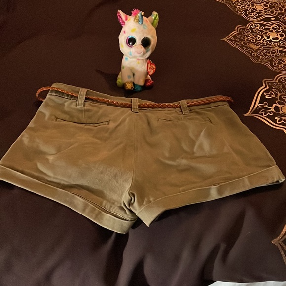 BLUE NOTES sage green shorts including faux leather belt Size 7. Four pockets - Picture 5 of 6